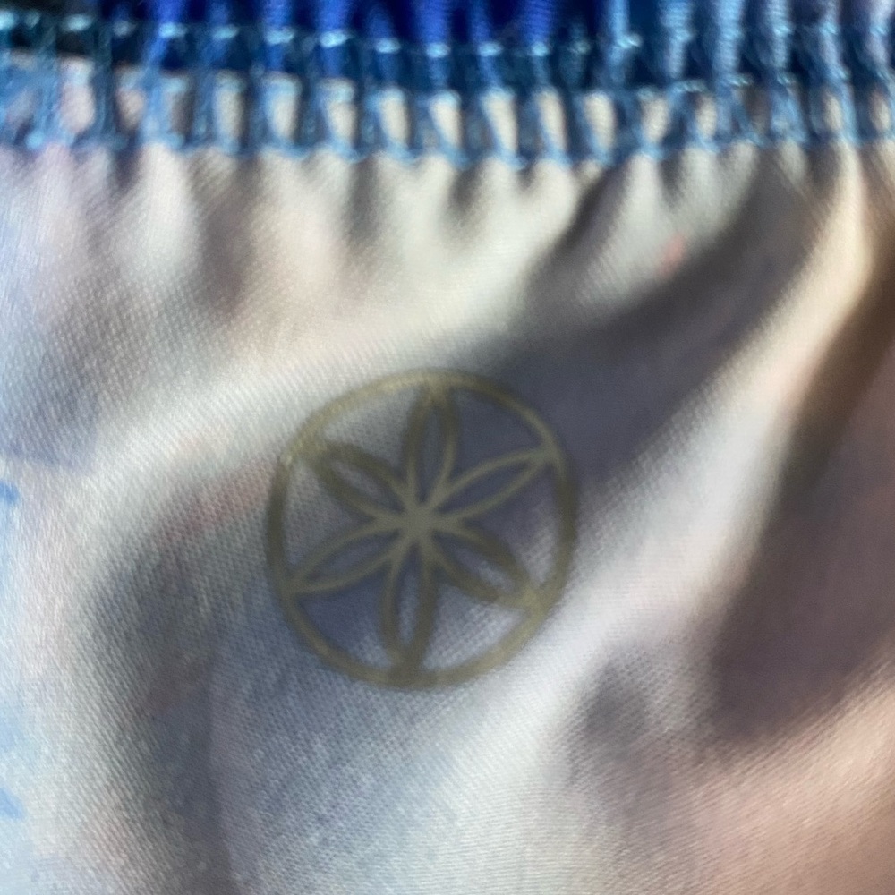 💕💕Gaiam Athletic Four Way Stretch Woven Shorts, Medium, Tie Dye Print, Mesh Trim - Picture 4 of 8